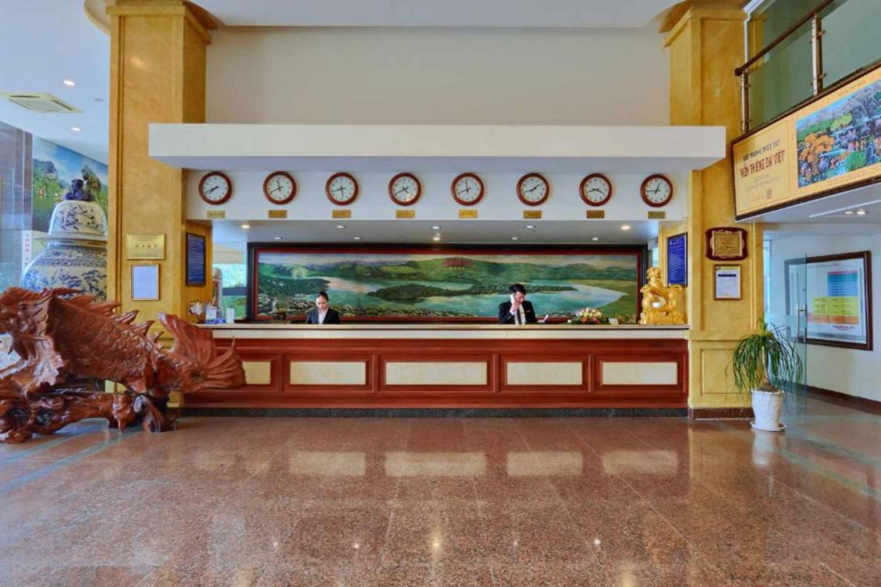 Quầy lễ tân của Hoang Son Peace Hotel 